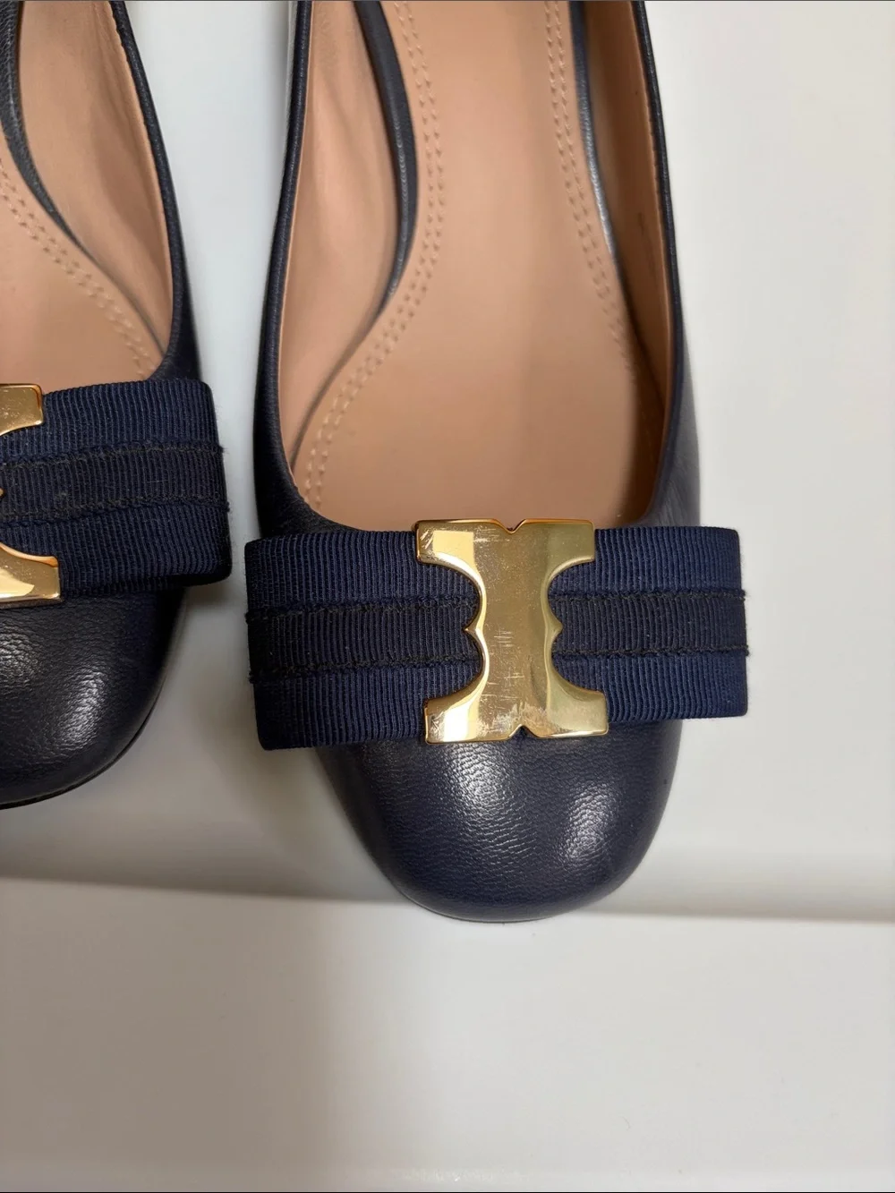 Tory Burch Navy Leather Flats with Gold Hardware Bow - Picture 4 of 7